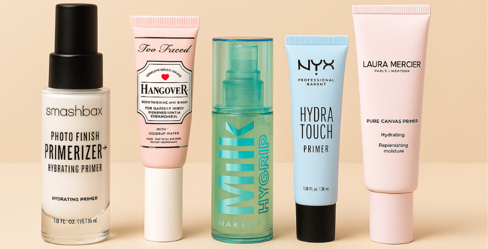 پنج پرایمر مرطوب‌کننده از برندهای Smashbox، Too Faced، Milk Makeup، NYX و Laura Mercier در نمایی با ارتفاع کم روی زمینه بژ چیده شده‌اند، با نور نرم و پس‌زمینه ساده، مناسب معرفی در مقاله یا بلاگ پوست خشک.