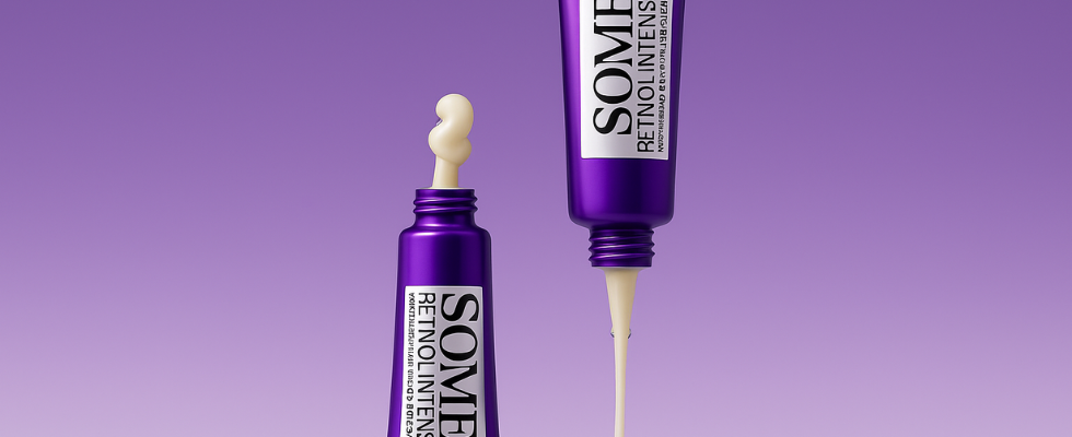 "نمای نزدیک از دو تیوپ بنفش متالیک سرم دور چشم رتینول سام بای می، یکی ایستاده با نازل کرم‌دار و دیگری وارونه با جریان کرم، در پس‌زمینه‌ای با طیف بنفش لطیف و بدون